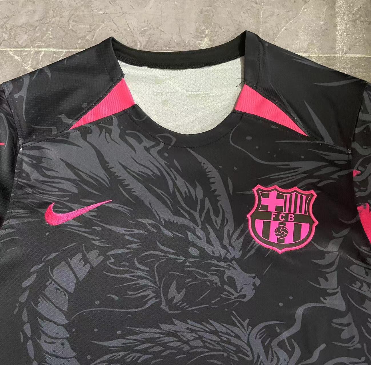 Maillot spécial Dragon Noir Rose Barcelone 24/25